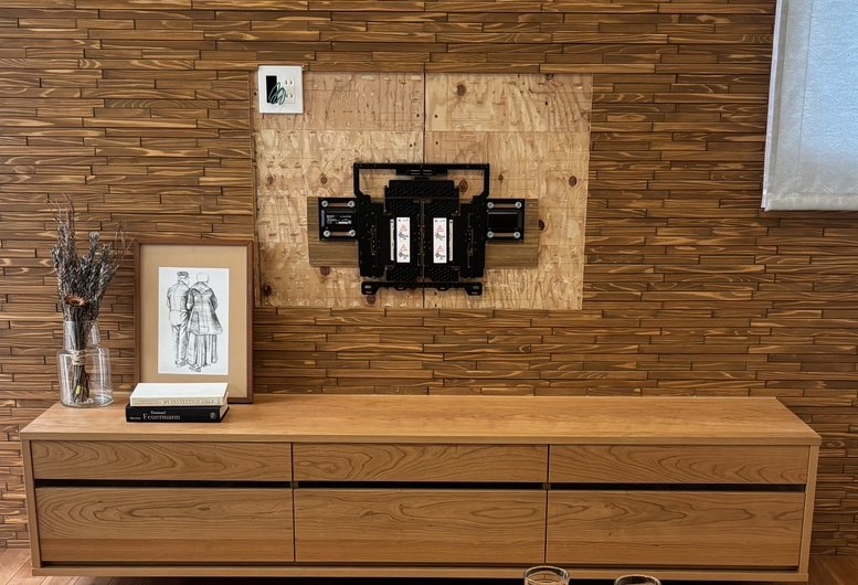 TVボード上　溝